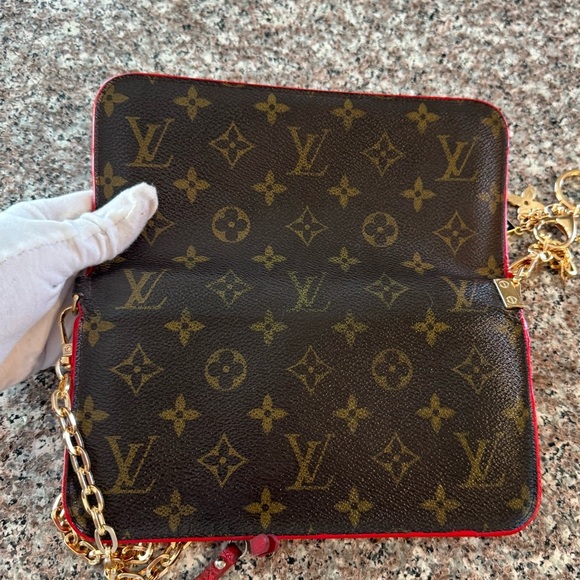 LOUIS VUITTON
Monogram Insolite Wallet converted Crossbody - Picture 13 of 17